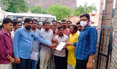 प्रतिष्ठान बंद रखकर विभिन्न प्रमाण पत्र संबंधित समस्याओं का निस्तारण करवाने को लेकर ज्ञापन सौंपा