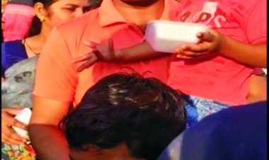 ગણેશ વિસર્જન વેળા લોકોને આઈસક્રીમ ખવડાવતા કમલ બાબરિયા