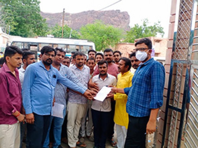 प्रतिष्ठान बंद रखकर विभिन्न प्रमाण पत्र संबंधित समस्याओं का निस्तारण करवाने को लेकर ज्ञापन सौंपा