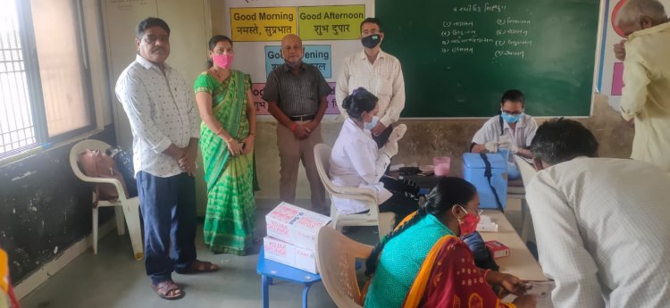 वेड रोड की लक्ष्मी नगर सोसायटी में रविवार को वैक्सीन का पहला व दूसरा  टीका लगाया