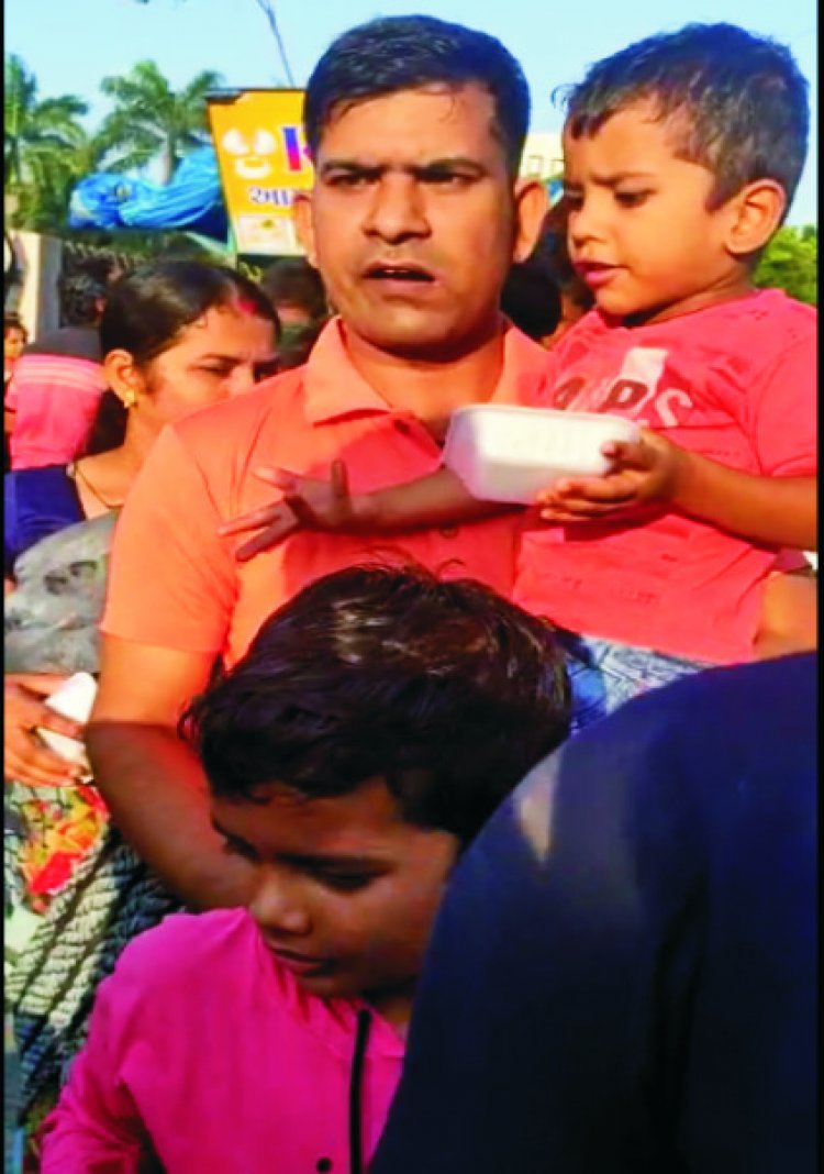 ગણેશ વિસર્જન વેળા લોકોને આઈસક્રીમ ખવડાવતા કમલ બાબરિયા