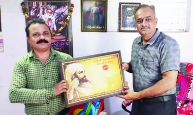 हरीश गुर्जर यानि गरीबों के मसिहा का सम्मान करते जैनशिल्प समाचार अखबार के पत्रकार भरत माली