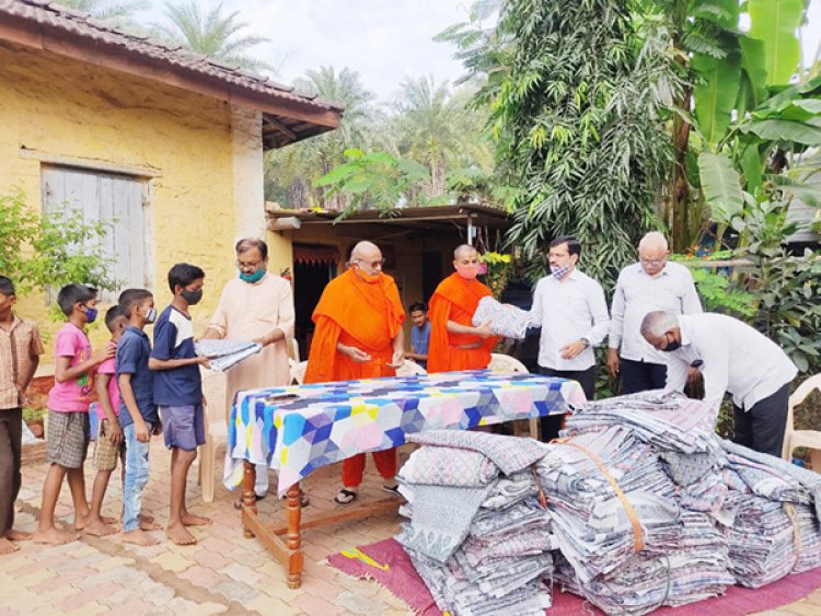 મણિનગર શ્રી સ્વામિનારાયણ ગાદી સંસ્થાને ડાંગના અંતરિયાળ વિસ્તારમાં શાલનું નિ:શુલ્ક વિતરણ કર્યું