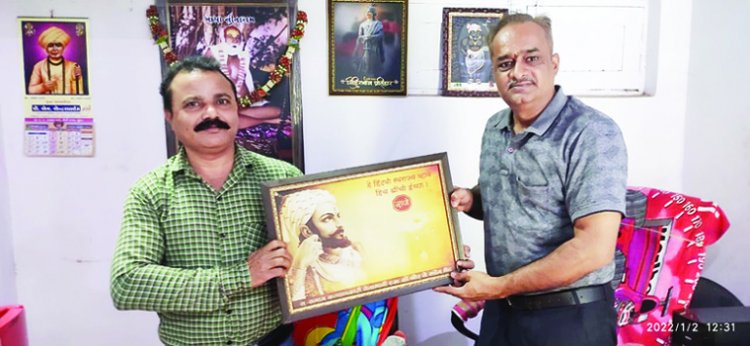 हरीश गुर्जर यानि गरीबों के मसिहा का सम्मान करते जैनशिल्प समाचार अखबार के पत्रकार भरत माली