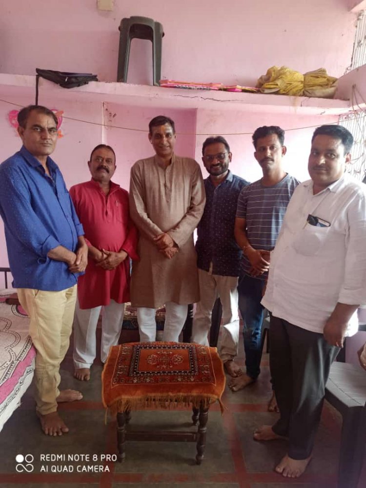 લુણાવાડા તાલુકાના હિન્દોલિયા ગામની મુલાકાત લેતા  ધારાસભ્ય જીગ્નેશભાઈ સેવક 