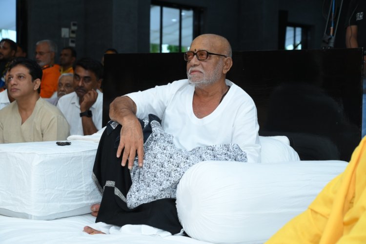 લઠ્ઠાકાંડ બાદ અસહાય બનેલા લોકોનાં પરિવારજનોને રાહત અપાવતા મોરારિબાપુ