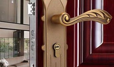 સિટીલાઇટ વિસ્તારના એક ફ્લેટના બેડરૂમનો દરવાજો લોક થતા પરિવારના ત્રણ ફસાયા