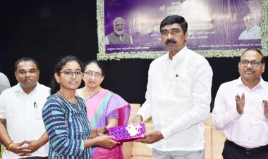 વડાપ્રધાન નરેન્દ્ર મોદી અને મુખ્યમંત્રી ભૂપેન્દ્ર પટેલની વર્ચ્યુઅલ ઉપસ્થિતિમાં આયુષ્માન પીવીસી કાર્ડ અર્પણ