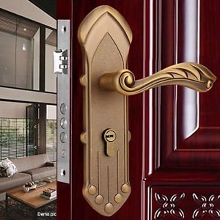 સિટીલાઇટ વિસ્તારના એક ફ્લેટના બેડરૂમનો દરવાજો લોક થતા પરિવારના ત્રણ ફસાયા