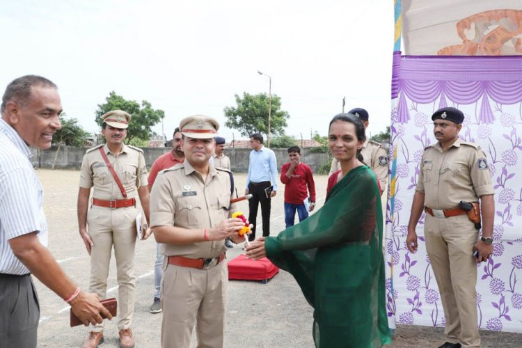 અમરેલી પોલીસ અધિક્ષકે બાબરા પોલીસ સ્ટેશનનું ઇન્સ્પેક્શન કર્યું, ઊંટવડ ગામની પણ લીધી મુલાકાત