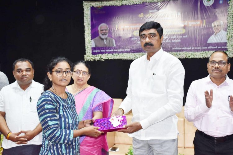 વડાપ્રધાન નરેન્દ્ર મોદી અને મુખ્યમંત્રી ભૂપેન્દ્ર પટેલની વર્ચ્યુઅલ ઉપસ્થિતિમાં આયુષ્માન પીવીસી કાર્ડ અર્પણ