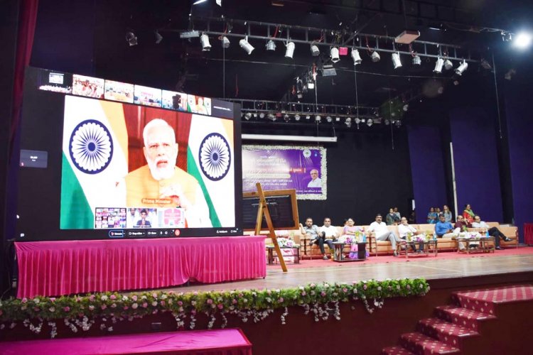 વડાપ્રધાન નરેન્દ્ર મોદી અને મુખ્યમંત્રી ભૂપેન્દ્ર પટેલની વર્ચ્યુઅલ ઉપસ્થિતિમાં આયુષ્માન પીવીસી કાર્ડ અર્પણ