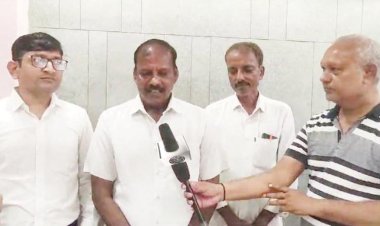 सांई डेन्टल व आयुर्वेद क्लिनिक को शुभकामना देते नंदकुमार पंडित