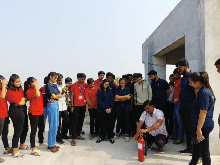 સુરત ખાતે રેડ &વ્હાઈટ મલ્ટીમીડિયા એજ્યુકેશન દ્વારા વિદ્યાર્થીઓ-સહકર્મચારીઓ માટે ફાયર સેફટી ટ્રેનિંગ યોજાઈ