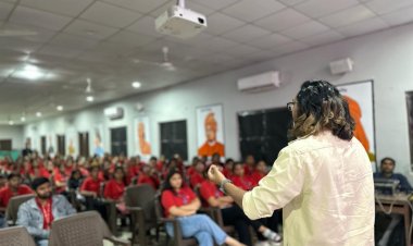 બોલિવુડની સ્કેમ 1992, મિર્જાપુર, ફેમીલીમેન જેવી વિવિધ વેબ સિરીઝ અને ફિલ્મોના પોસ્ટર નિર્માતા મોહિત રાજપૂતે 'મુવી પોસ્ટર મેકિંગ વિથ એ.આઈ.' વિષય પર વિદ્યાર્થીઓને માર્ગદર્શન આપ્યું