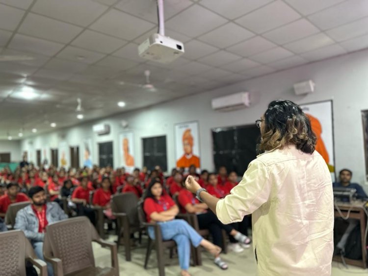 બોલિવુડની સ્કેમ 1992, મિર્જાપુર, ફેમીલીમેન જેવી વિવિધ વેબ સિરીઝ અને ફિલ્મોના પોસ્ટર નિર્માતા મોહિત રાજપૂતે 'મુવી પોસ્ટર મેકિંગ વિથ એ.આઈ.' વિષય પર વિદ્યાર્થીઓને માર્ગદર્શન આપ્યું