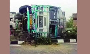 आगरा एक्सप्रेस वे पर बिहार से दिल्ली जा रही स्लीपर बस टकराने से 18 की मौत