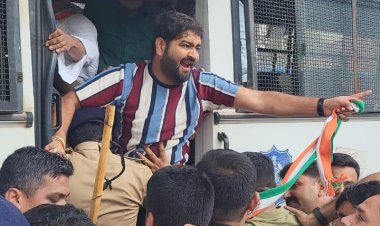 અઠવાગેટ પર ભૂવો પડી જતાં સુરતના મેયર-કમિશનરના નનામીની હોળી, યુથ કોંગ્રેસના પ્રમુખ સહિત 100થી વધુ આગેવાનોની અટકાયત