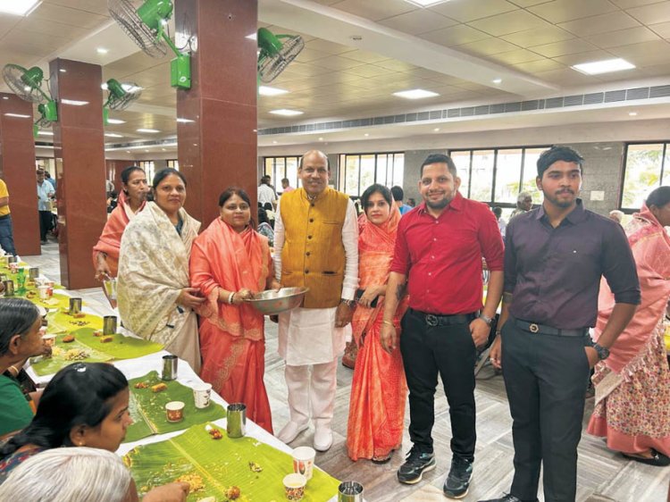 1100 अनाथ आश्रम के बच्चों को  भोजन कराया