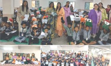 અગ્રસેન મહિલા શાખા દ્વારા વિદ્યાર્થીઓને ગણવેશ વિતરણ