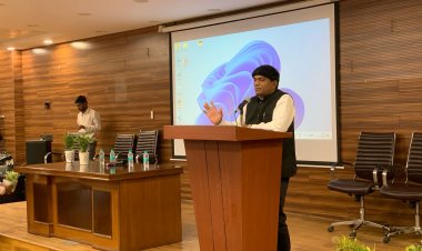 દિલ્હી જળ બોર્ડના કાર્યક્રમમાં  સમગ્ર દેશમાં વરસાદી પાણીના જતન માટેની માહિતી આપતા ગીરગંગા પરિવાર ટ્રસ્ટના પ્રમુખ દિલીપભાઈ સખીયા