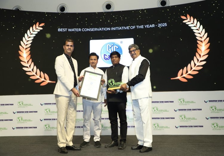 GLOBAL CSR અને ESG શ્રેષ્ઠતા નો પુરસ્કાર સ્વીકારતા ગીરગંગા પરિવાર ટ્રસ્ટ ના પ્રમુખ દિલીપભાઈ સખીયા