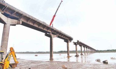 મહિસાગર નદી પર આવેલો ગંભીરા બ્રિજ તૂટતા 13નાં મોત, 10થી વધુ ઈજાગ્રસ્ત